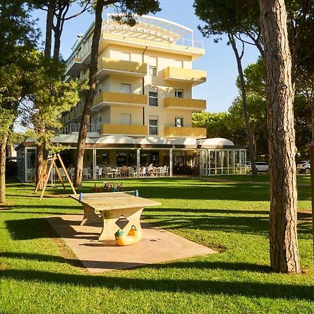 Aparthotel La Pineta Lido di Jesolo Kültér fotó